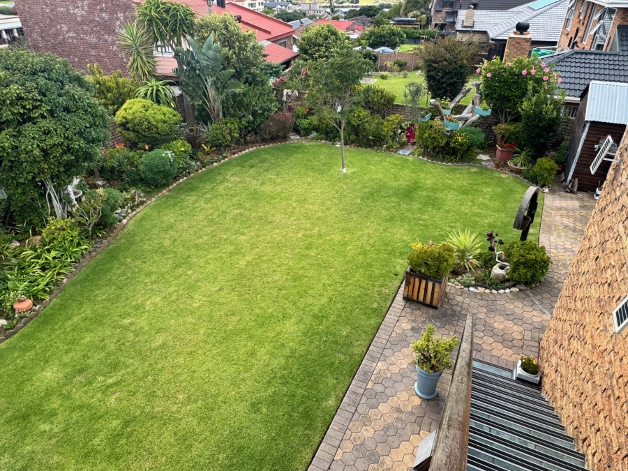 To Let 5 Bedroom Property for Rent in Stilbaai Wes Western Cape